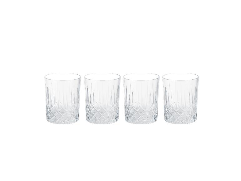 Vier transparante drinkglazen met reliëfpatroon op een witte achtergrond.