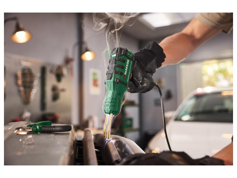 Persoon gebruikt een kunststof lasapparaat om een auto-onderdeel in een garage te repareren.