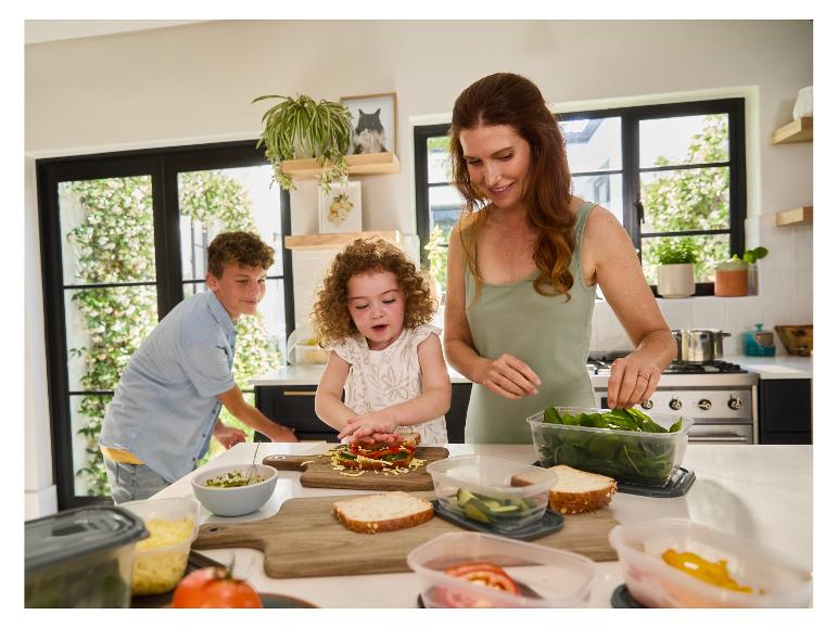 Sandwiches maken en groenten opbergen in bakjes.