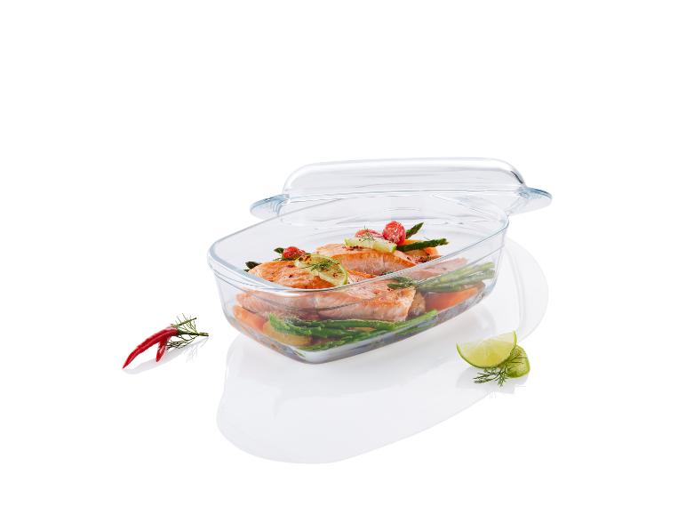 Glazen ovenschaal met gebakken zalm, asperges en een deksel.