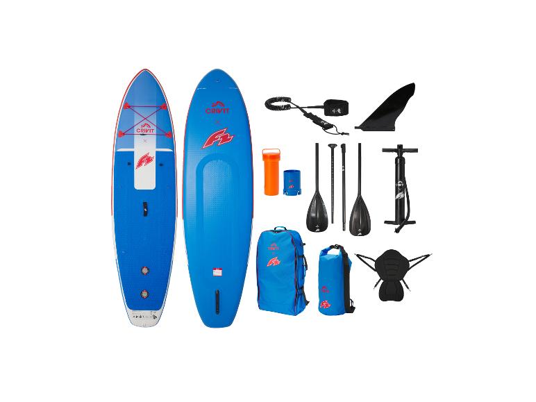 Twee blauwe paddleboards met accessoires zoals peddels, pomp, vin en tassen.