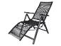 Zwarte opklapbare ligstoel met voetensteun, perfect voor de tuin.