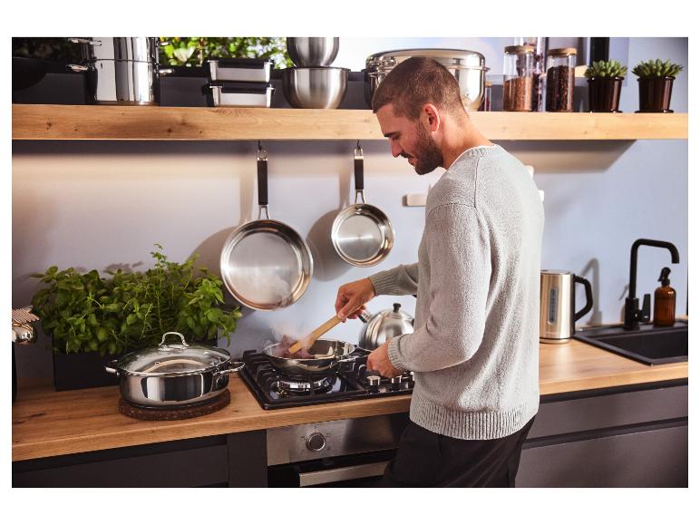 Man kookt met een premium roestvrijstalen pan van SILVERCREST® in de keuken.