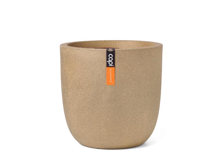 Beige, ovale bloempot met een oranje etiket.