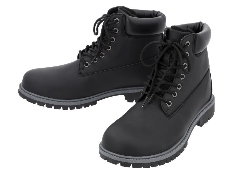 Een paar zwarte, veterschoenen winterlaarzen met dikke zolen.