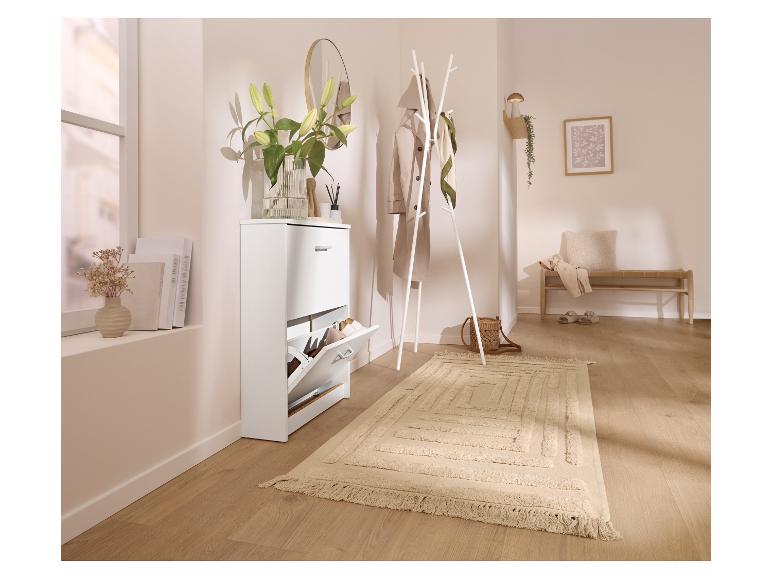 Hal met witte schoenenkast, kapstok, bankje en beige vloerkleed.
