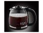 Een glazen koffiekan met een zwarte handgreep, gevuld met koffie, van Russell Hobbs.