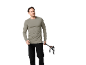 Man in een shirt met lange mouwen en afritsbroek met trekkingstokken.