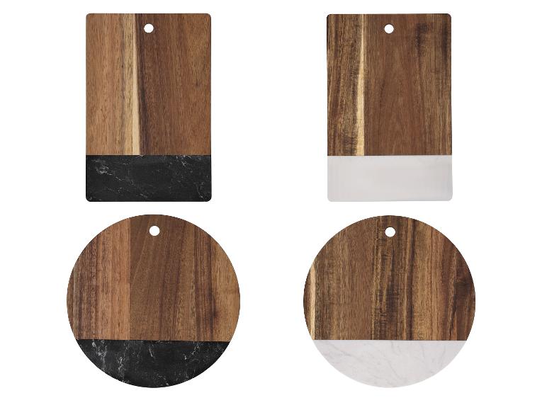 Vier houten snijplanken met marmeren accenten, twee rechthoekig en twee rond.