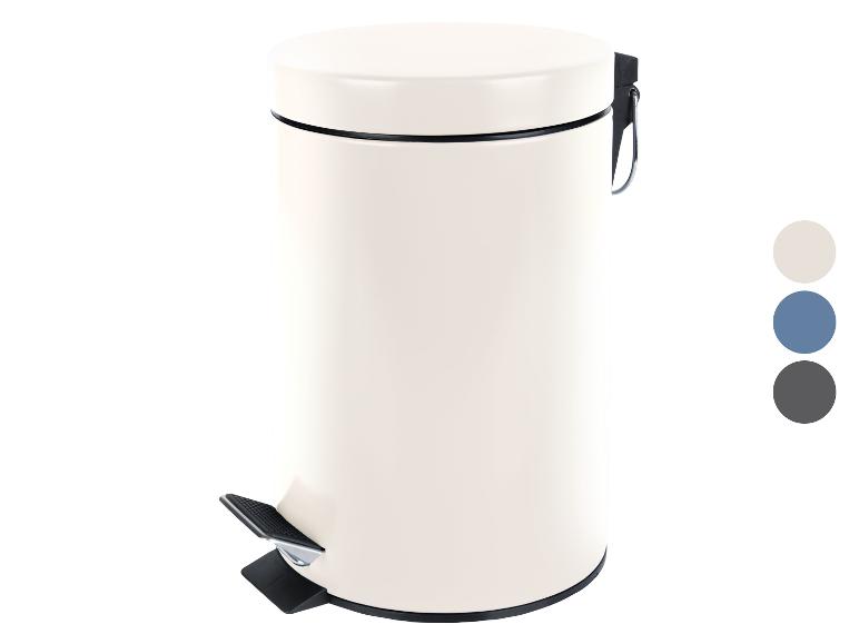 Witte pedaalemmer met zwarte en metalen details.