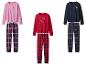 Drie pyjamasets: roze met geruite broek, rood met geruite broek en marineblauw met geruite broek.