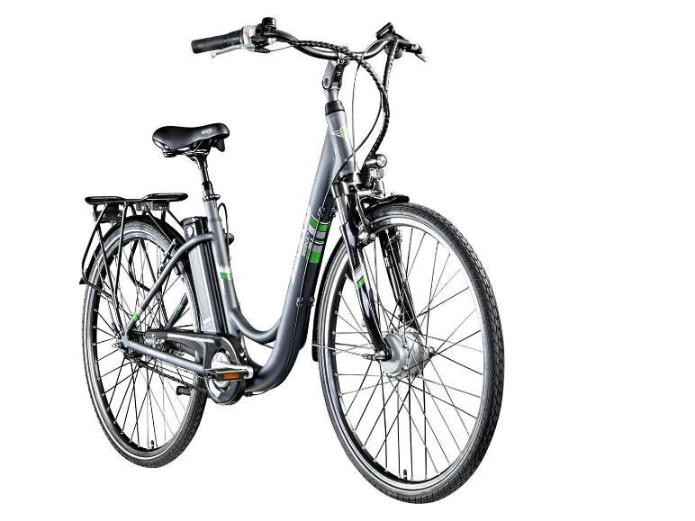 Grijze elektrische fiets met groene accenten, voor- en achterdrager.