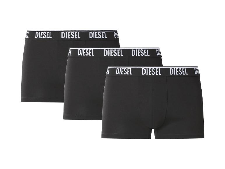 Drie zwarte herenboxershorts met een witte elastische tailleband met herhalende tekst.