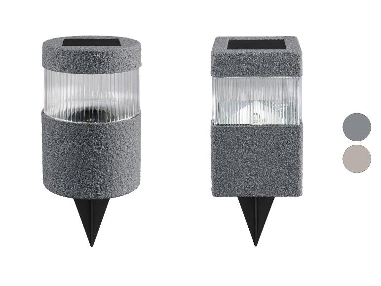 Twee solar tuinlampen, één rond en één vierkant, met een grijze, korrelige afwerking.