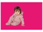 Baby in roze jumpsuit op roze achtergrond