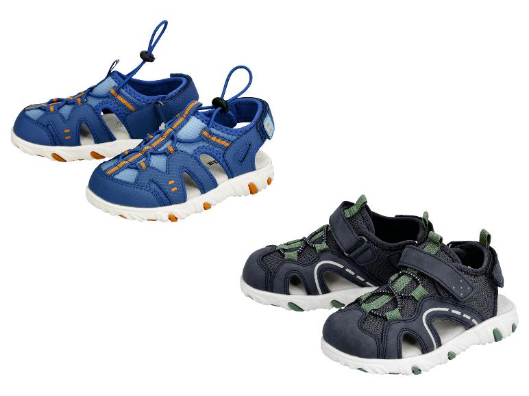Twee paar kindersandalen: blauw met oranje accenten en donkerblauw met groene accenten.