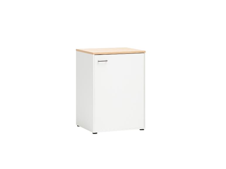 Witte kast met licht houten blad en metalen handgreep