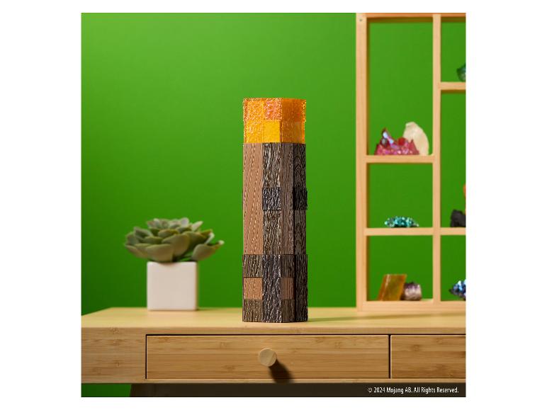 The Noble Collection Minecraft fakkel-lamp op een houten bureau met een groene achtergrond