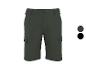 Donkergroene cargoshorts met bruine knoop en zijzakken.