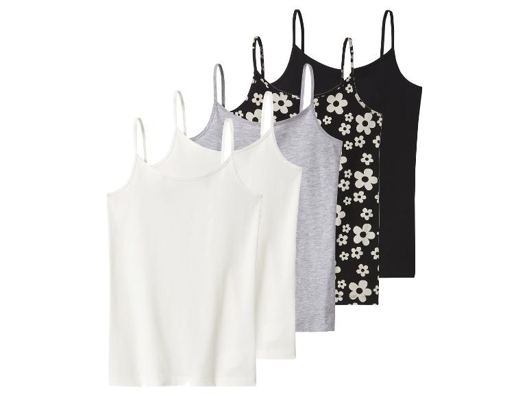 Set van vijf hemdjes: twee witte, één grijze, één zwarte met bloemen en één effen zwarte.