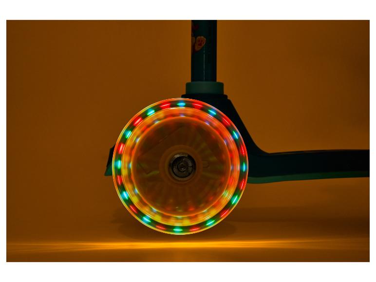 Lichtgevend scooterwiel in beweging op oranje achtergrond