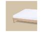 Wit matras op een licht houten bedframe, tegen een beige achtergrond.