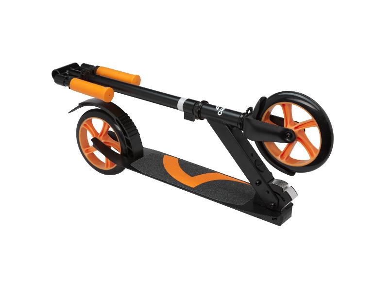 Zwart-oranje step met grote wielen en een gestructureerd voetdek