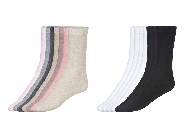 Een set met sokken in verschillende kleuren, waaronder beige, roze, grijs, zwart en wit.