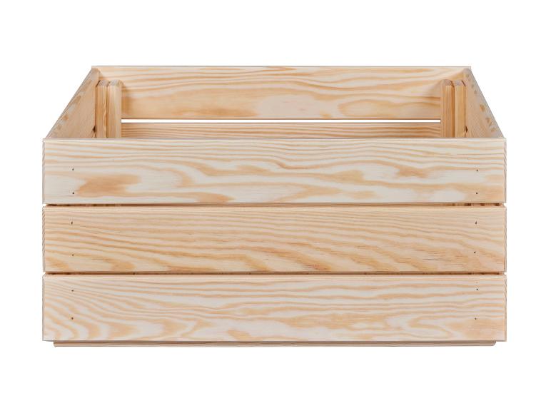 Een houten kist op een witte achtergrond.