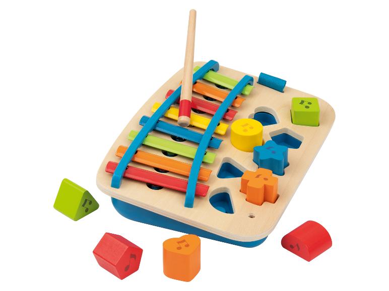 Houten speelgoed met xylofoon en vormensorteerder in felle kleuren.
