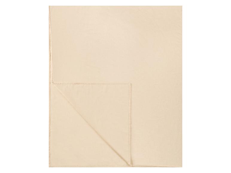 Lichtbeige deken of laken, gevouwen met een gestikte rand.