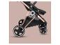 Rose gouden kinderwagen met opbergmand en stijlvolle wielen.