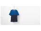 Een blauw en donkerblauw T-shirt op een hanger.