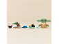 Bouwstenenset met een groen babyfiguur en thematische accessoires.
