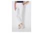 Witte broek en beige mocassins: een elegante en minimalistische look.