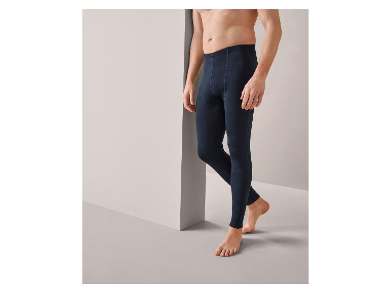 Man draagt donkerblauwe lange onderbroeken.