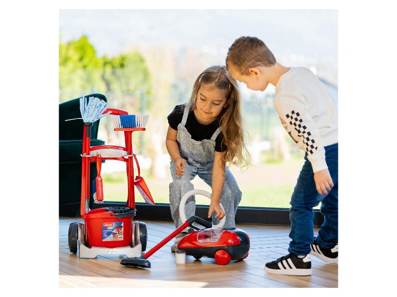 Twee kinderen spelen met een Vileda schoonmaakset, inclusief een stofzuiger en kar.