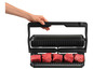 Een zwarte grill met een handvat, met daarop gegrild vlees.