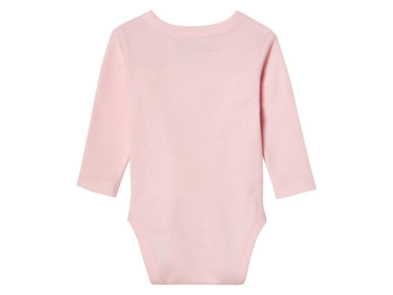 Roze baby romper met lange mouwen.