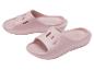 Een paar roze schuimrubberen slippers met uitsparingen aan de bovenkant