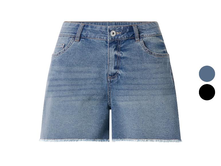 Blauwe denim shorts met gerafelde zomen en metalen knoop.