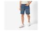 Herenshorts van jeans en witte sneakers.