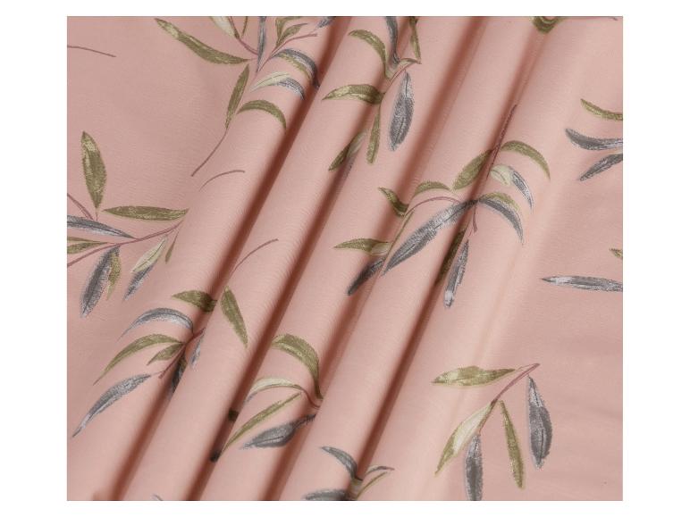 Zachte lichtroze stof met bloemenprint.