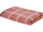 Opgevouwen roze handdoek met een wit rasterpatroon