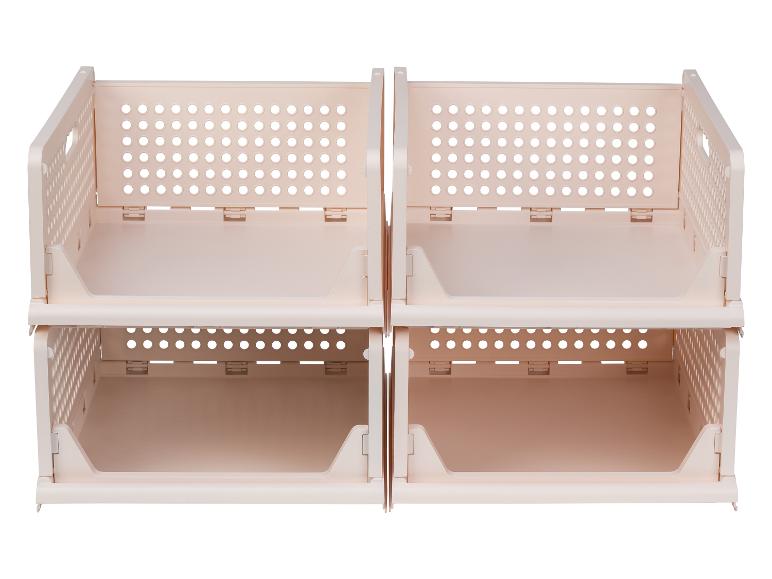 Twee stapelbare beige plastic opbergrekken met geperforeerde zijkanten.