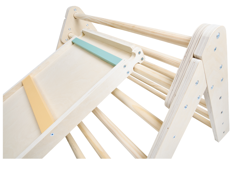 Houten klimrek met glijbaan en ladder, met natuurlijk hout en pastelkleurige accenten.