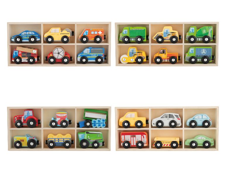 Houten speelgoedvoertuigen, waaronder hulpdiensten, bouw-, landbouw- en personenauto's in opbergdozen.