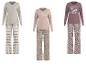 Drie pyjamasets: beige met ruitbroek, roze met bloemenbroek en paars met bloemenbroek.