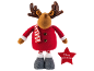 Een feestelijke rendier knuffel in een rode jas en gestreepte sjaal, met een ster.