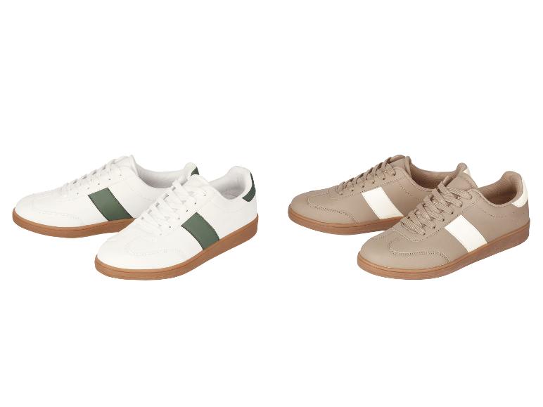 Twee paar sneakers: wit met groene strepen en beige met witte strepen.